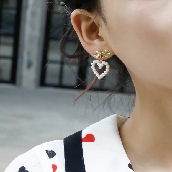 Gold Ribbon White Pearl Heart Earring